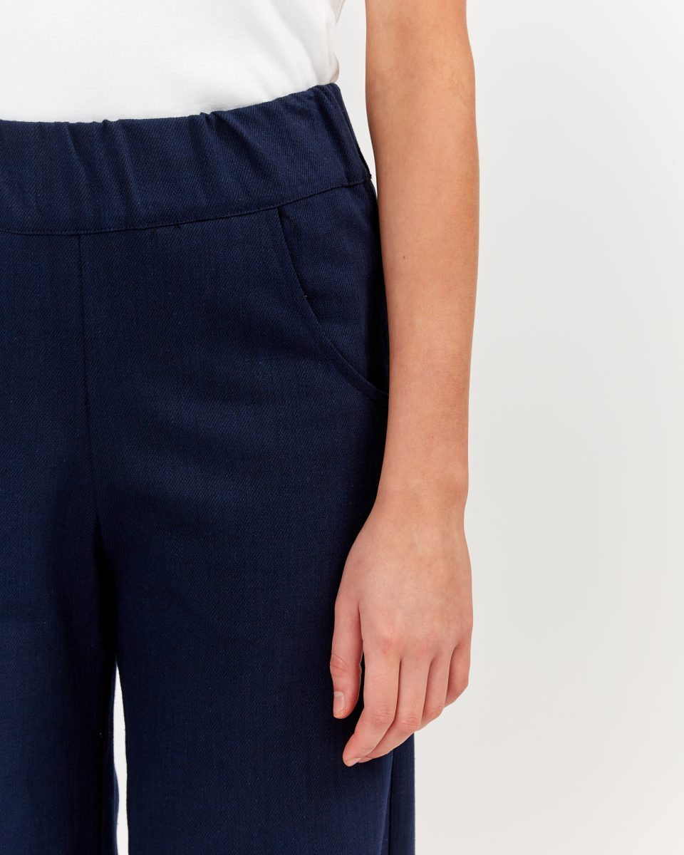 https://www.seamehappy.be/wp-content/uploads/2022/08/Sea-Me-Happy-Woody-Pants-denim-stretch-indigo-closeup-960x1200.jpg