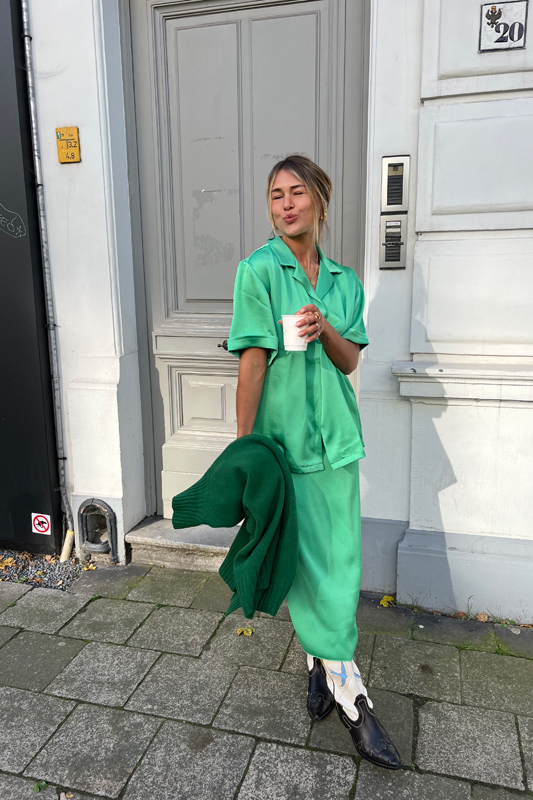 https://www.seamehappy.be/wp-content/uploads/2022/09/Sea-Me-Happy-Hailey-wrapskirt-spearmint-green-and-Miller-highneck-knit-dark-green-and-Jody-shirt-spearmint-green-front.jpg