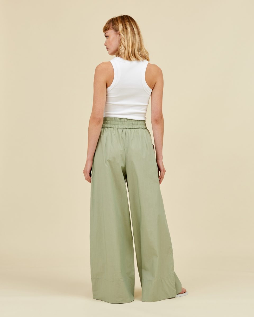 https://www.seamehappy.be/wp-content/uploads/2023/01/Sea-Me-Happy-Andrea-Pants-uni-eucalyptus-back1-1-960x1200.jpg