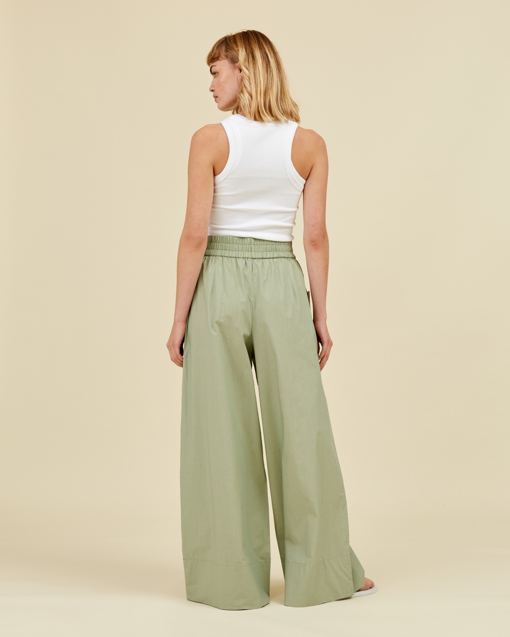 https://www.seamehappy.be/wp-content/uploads/2023/01/Sea-Me-Happy-Andrea-Pants-uni-eucalyptus-back1-1.jpg
