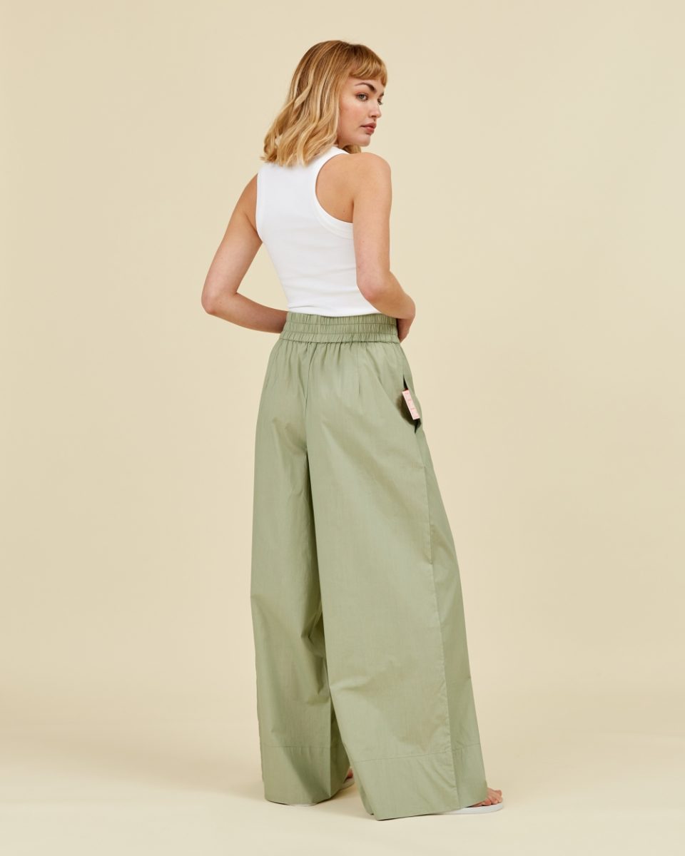 https://www.seamehappy.be/wp-content/uploads/2023/01/Sea-Me-Happy-Andrea-Pants-uni-eucalyptus-back2-960x1200.jpg