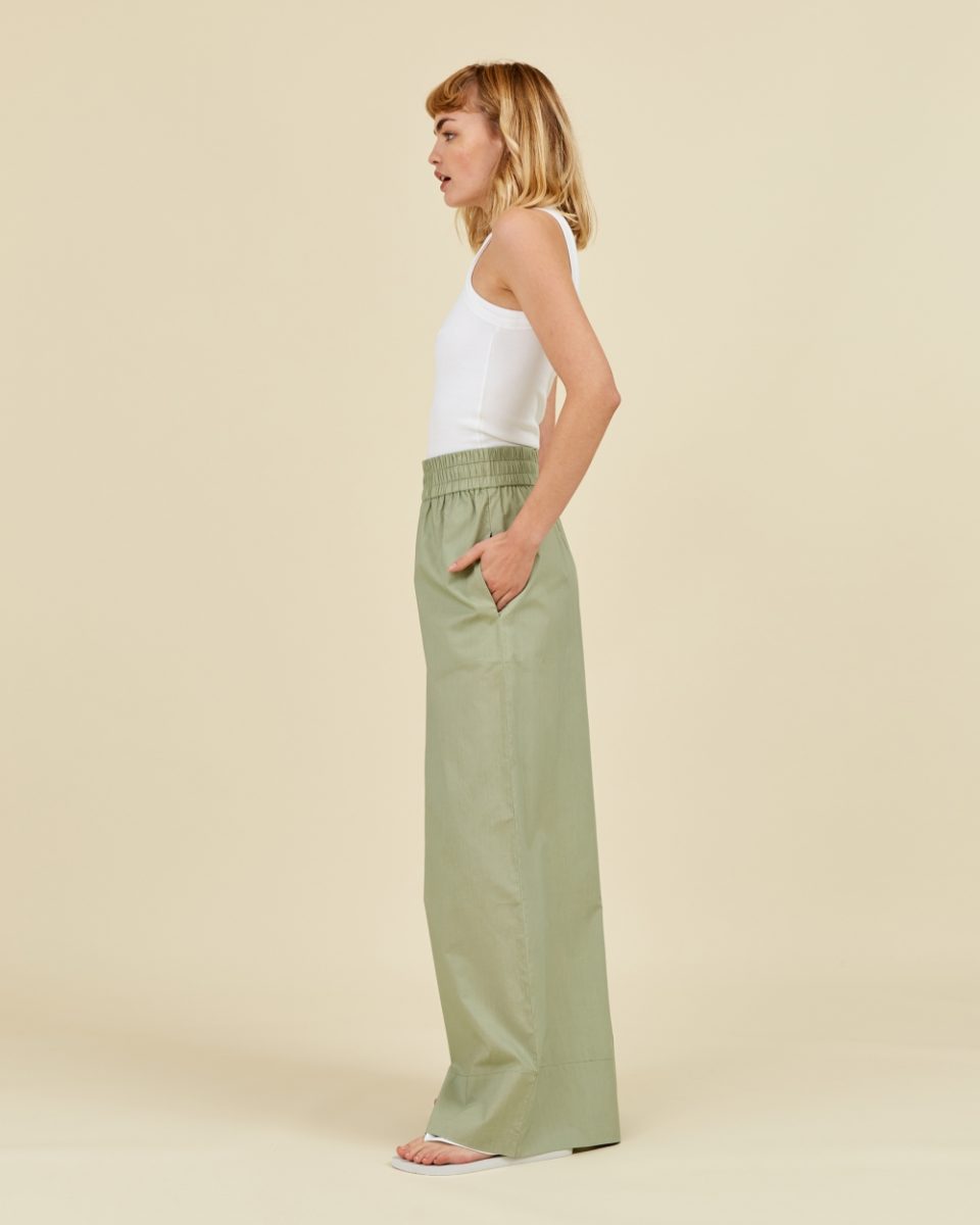 https://www.seamehappy.be/wp-content/uploads/2023/01/Sea-Me-Happy-Andrea-Pants-uni-eucalyptus-side1-1-960x1200.jpg