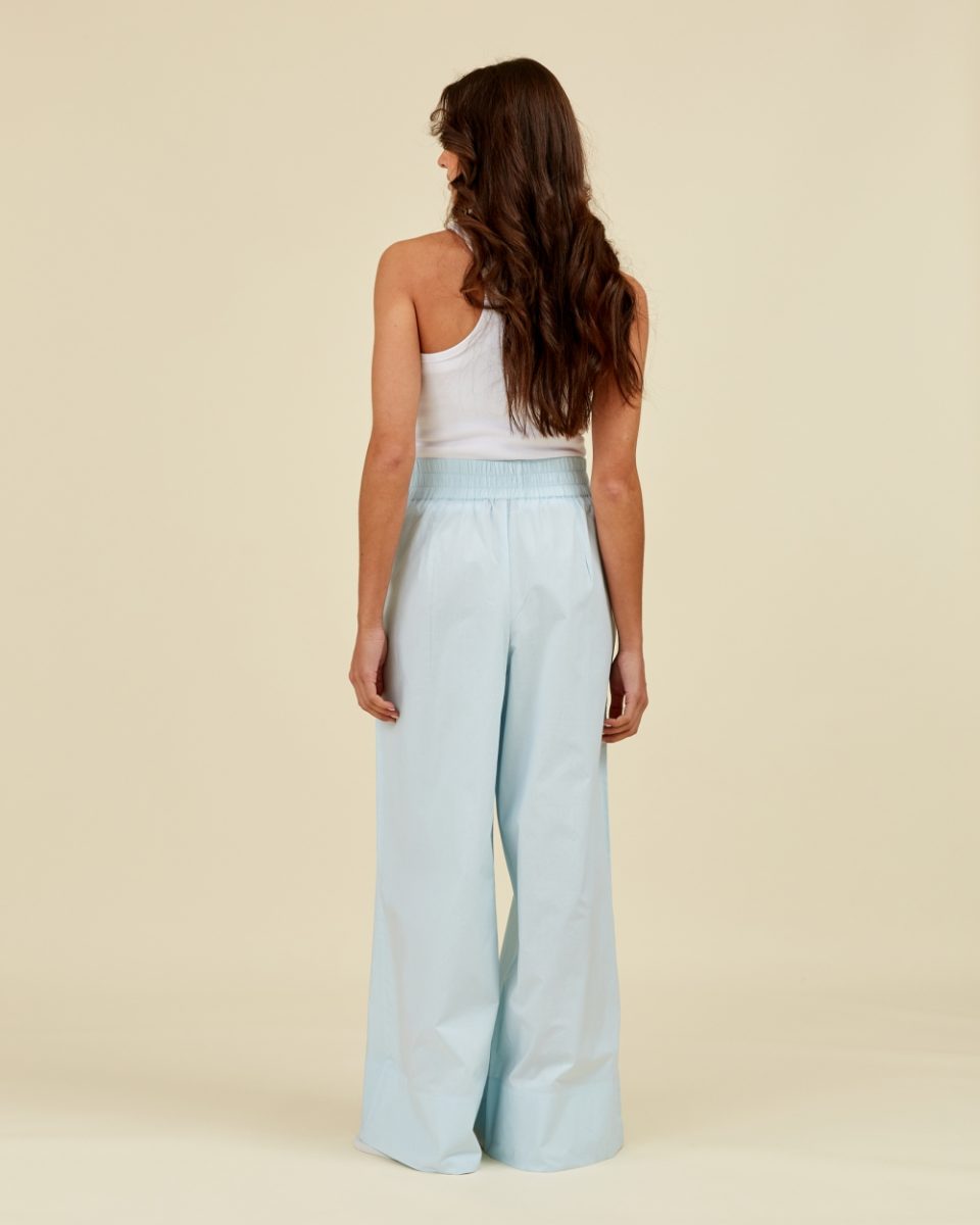 https://www.seamehappy.be/wp-content/uploads/2023/01/Sea-Me-Happy-Andrea-Pants-uni-soft-blue-back1-1-960x1200.jpg