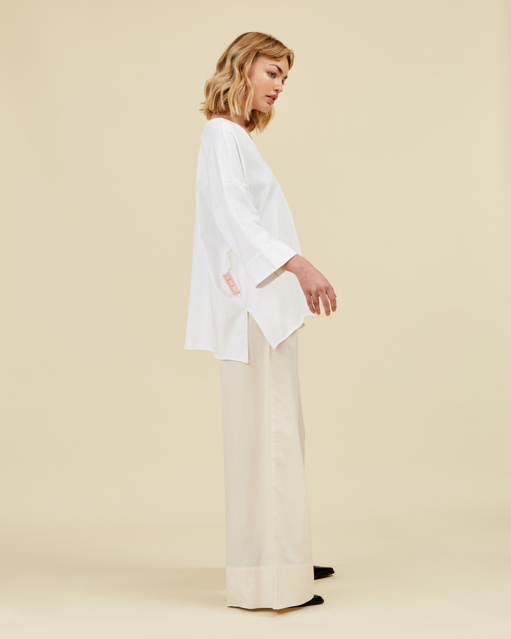 https://www.seamehappy.be/wp-content/uploads/2023/01/Sea-Me-Happy-Divya-Blouse-Jersey-white-side1.jpg