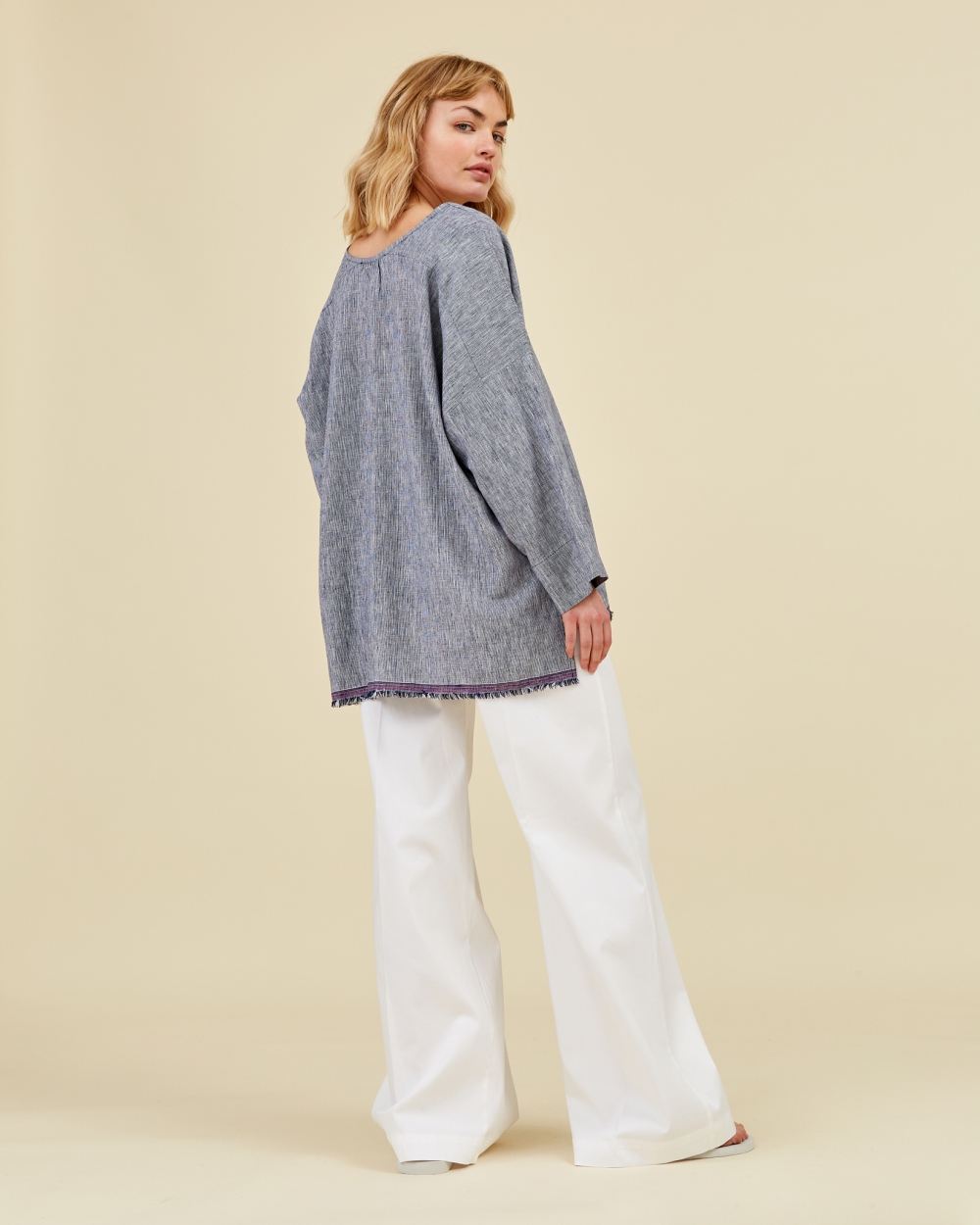 https://www.seamehappy.be/wp-content/uploads/2023/01/Sea-Me-Happy-Divya-Blouse-linen-raffles-back1.jpg