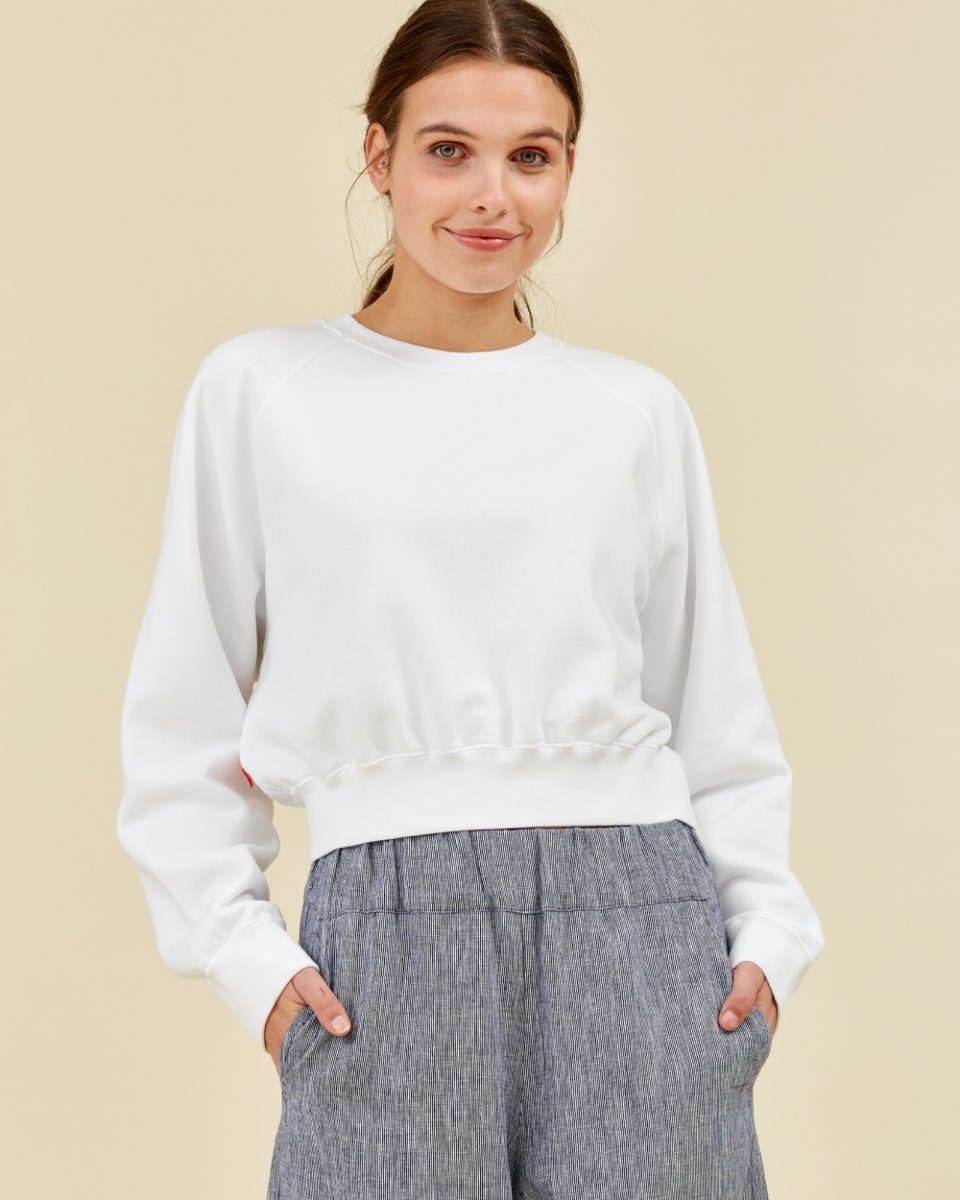 https://www.seamehappy.be/wp-content/uploads/2023/01/Sea-Me-Happy-Mika-Cropped-Sweater-white-front2-960x1200.jpg