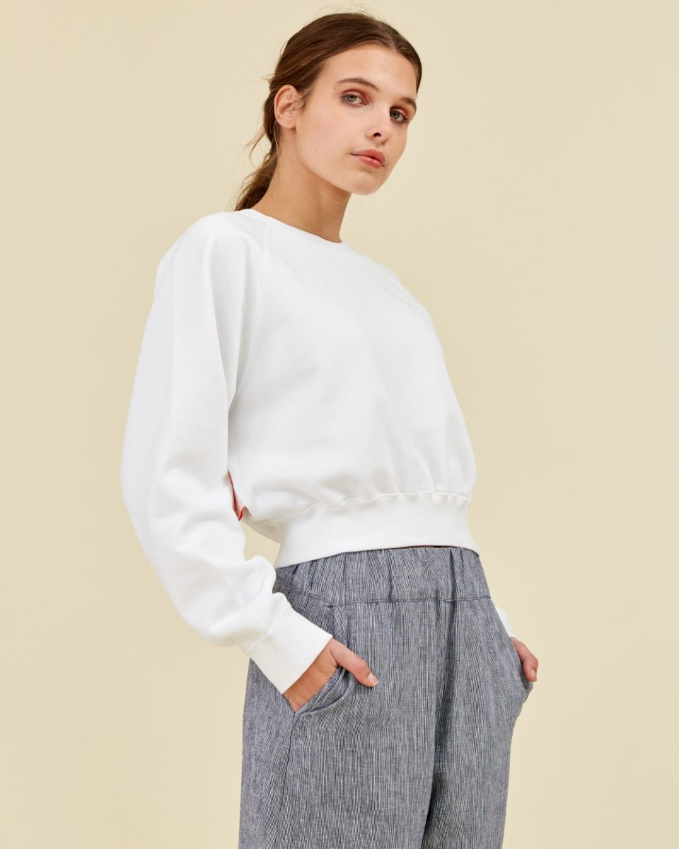 https://www.seamehappy.be/wp-content/uploads/2023/01/Sea-Me-Happy-Mika-Cropped-Sweater-white-side2-960x1200.jpg