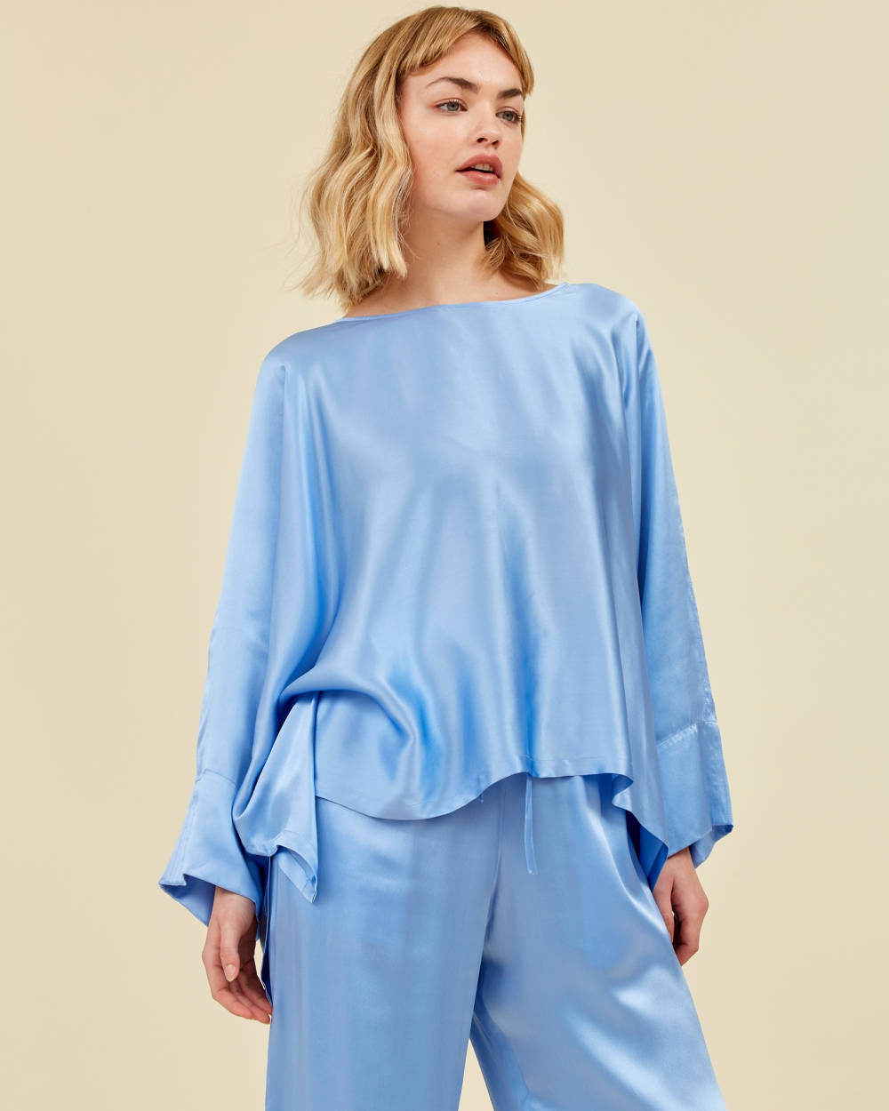 https://www.seamehappy.be/wp-content/uploads/2023/01/Sea-Me-Happy-Soraya-Top-Silk-sky-blue-closeup1.jpg