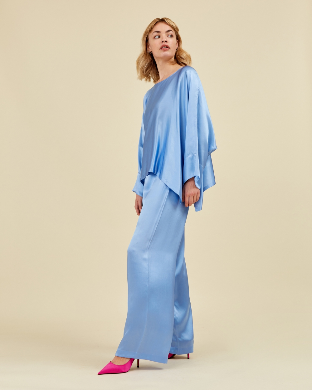 https://www.seamehappy.be/wp-content/uploads/2023/01/Sea-Me-Happy-Soraya-Top-Silk-sky-blue-side1.jpg