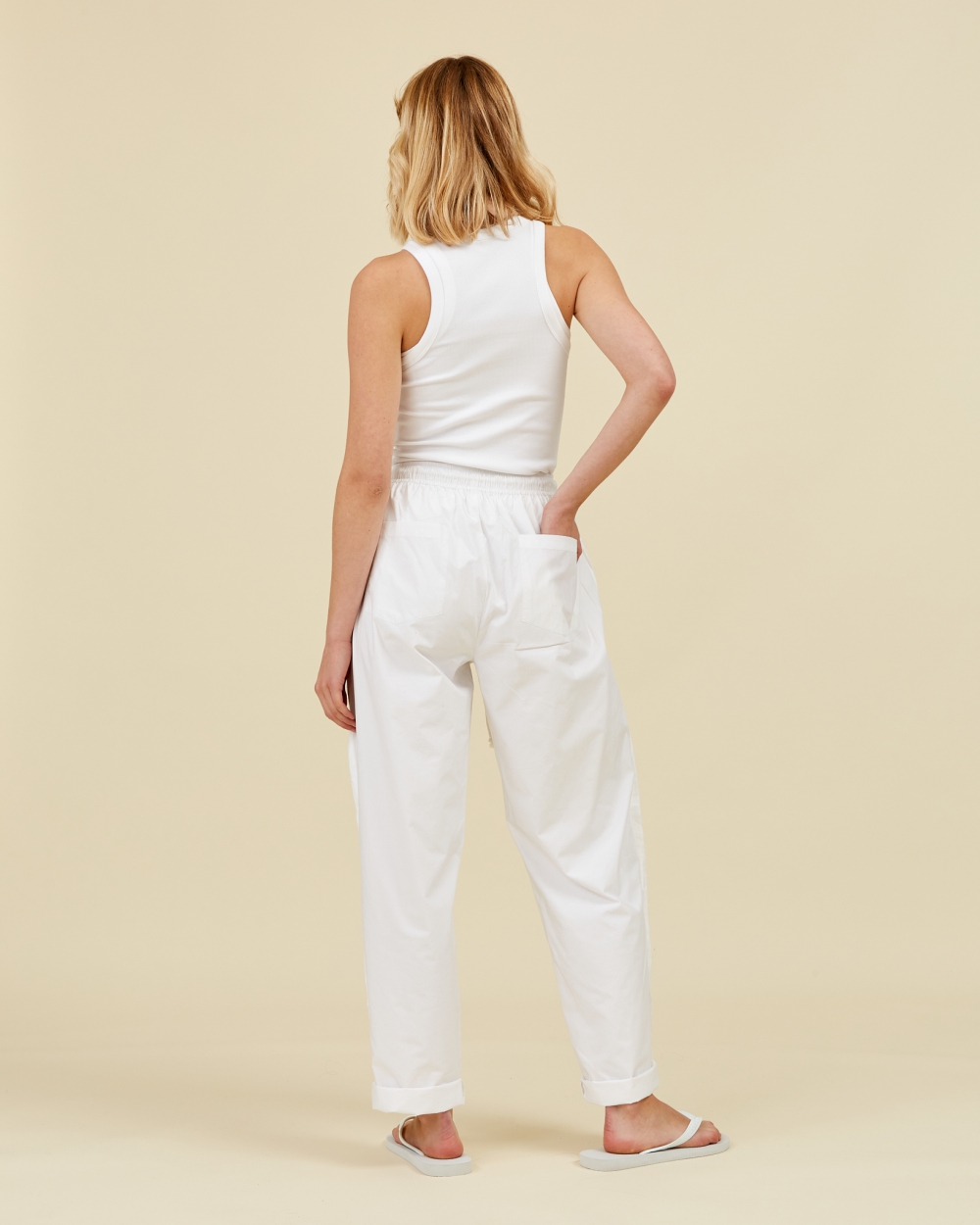 https://www.seamehappy.be/wp-content/uploads/2023/01/Sea-Me-Happy-Tarryn-pants-uni-white-back1.jpg