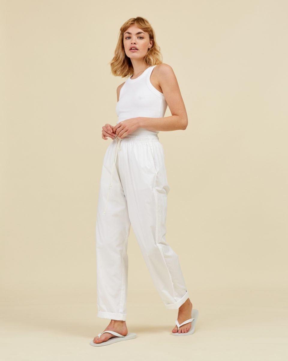 https://www.seamehappy.be/wp-content/uploads/2023/01/Sea-Me-Happy-Tarryn-pants-uni-white-side2-960x1200.jpg