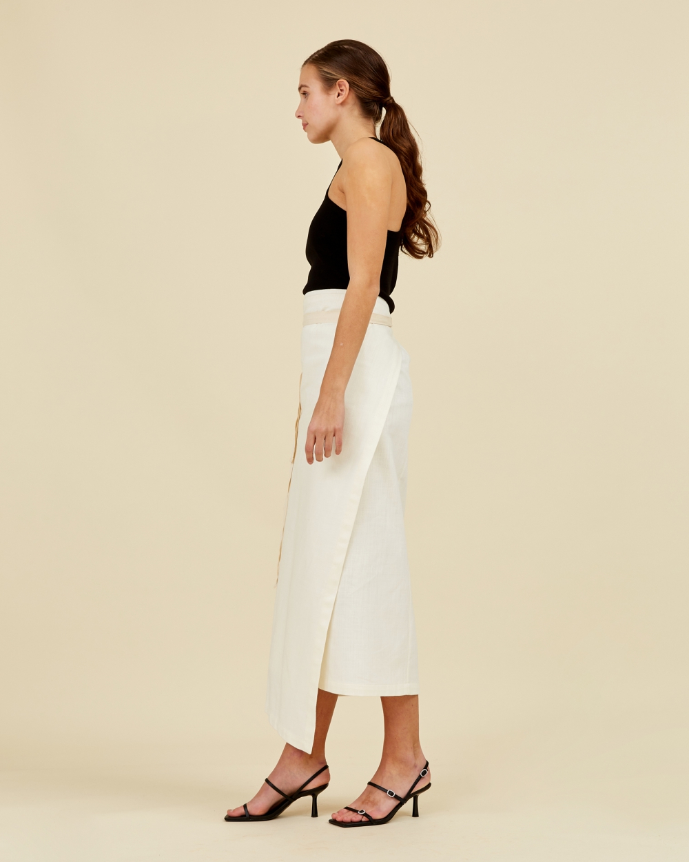 https://www.seamehappy.be/wp-content/uploads/2023/01/Sea-Me-Happy-Vega-skirt-long-jeans-ecru-side-2.jpg