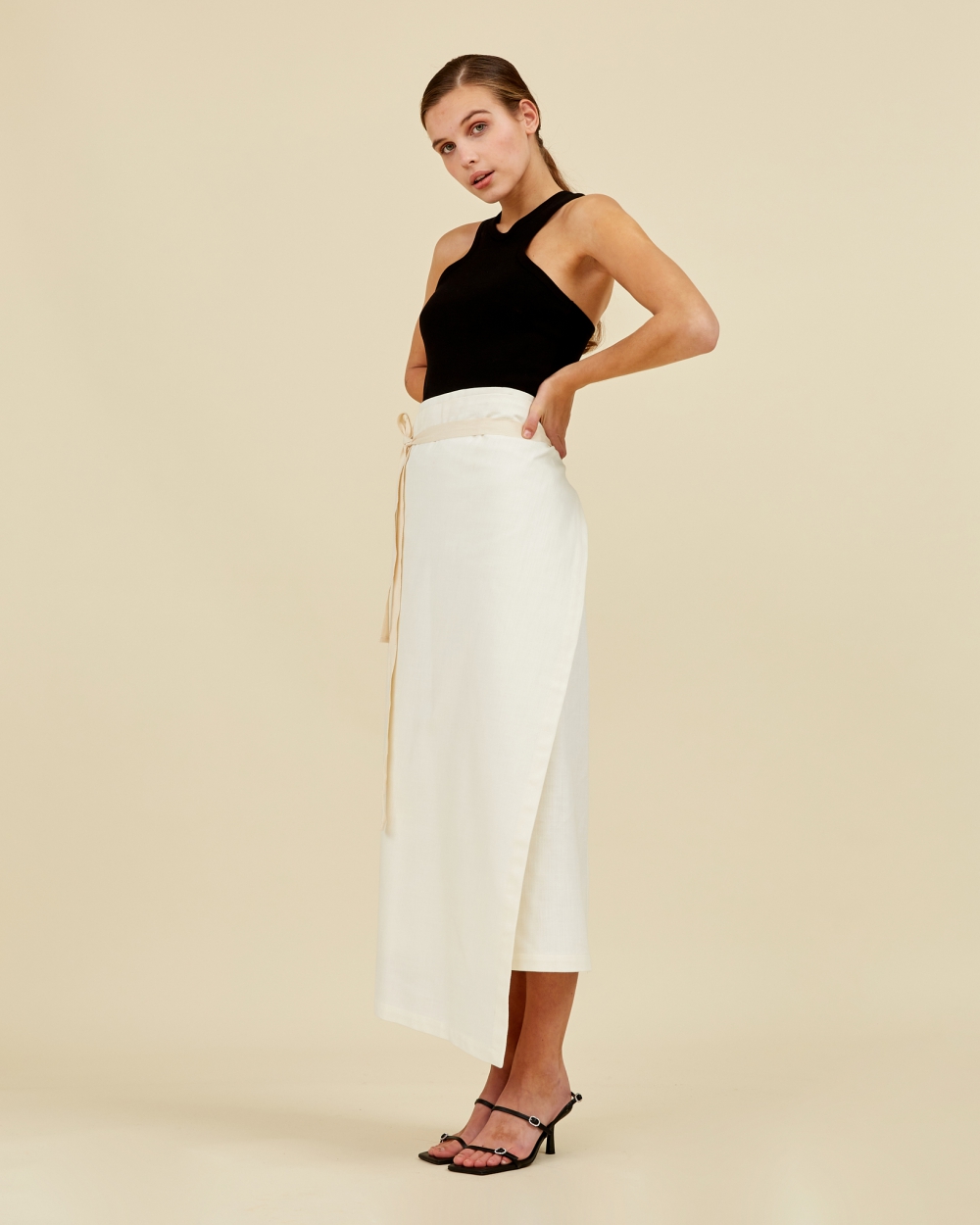 https://www.seamehappy.be/wp-content/uploads/2023/01/Sea-Me-Happy-Vega-skirt-long-jeans-ecru-side.jpg