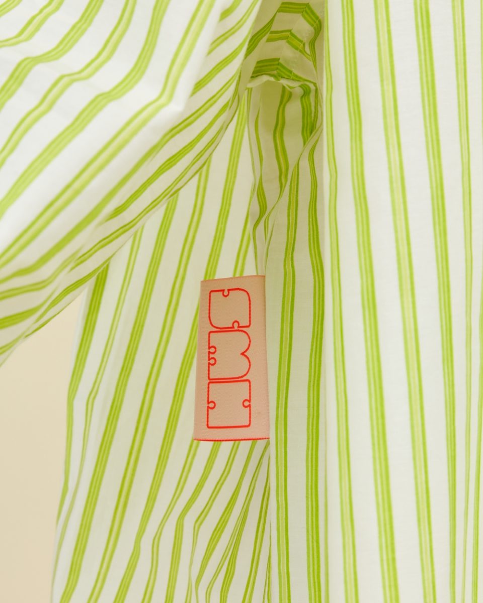 https://www.seamehappy.be/wp-content/uploads/2023/01/Sea-Me-Happy-Viktor-shirt-striped-lime-close-up-label-960x1200.jpg