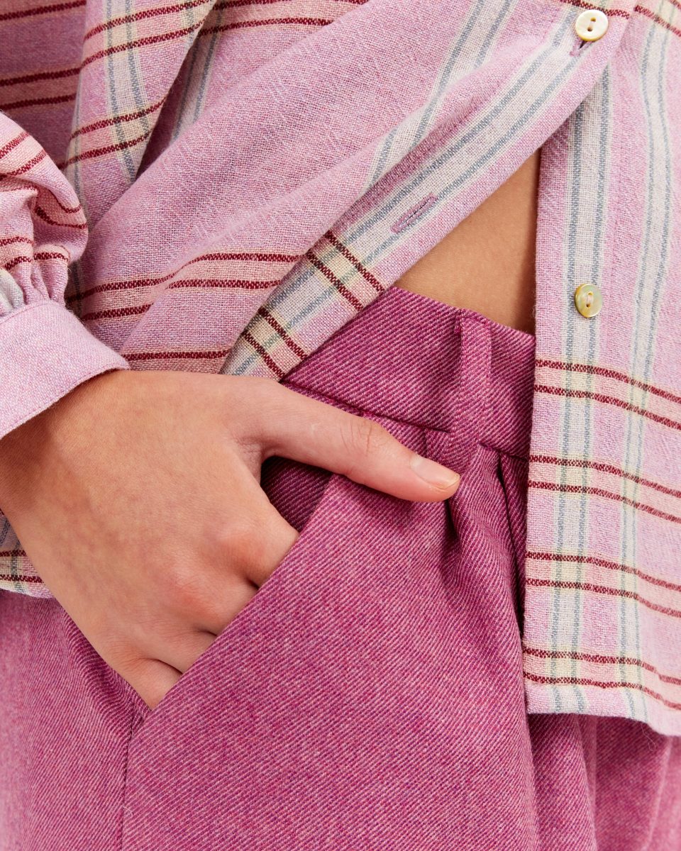 https://www.seamehappy.be/wp-content/uploads/2023/07/Sea-Me-Happy-Balloon-Blouse-Soft-Wool-Checked-Pink-closeup2-960x1200.jpg