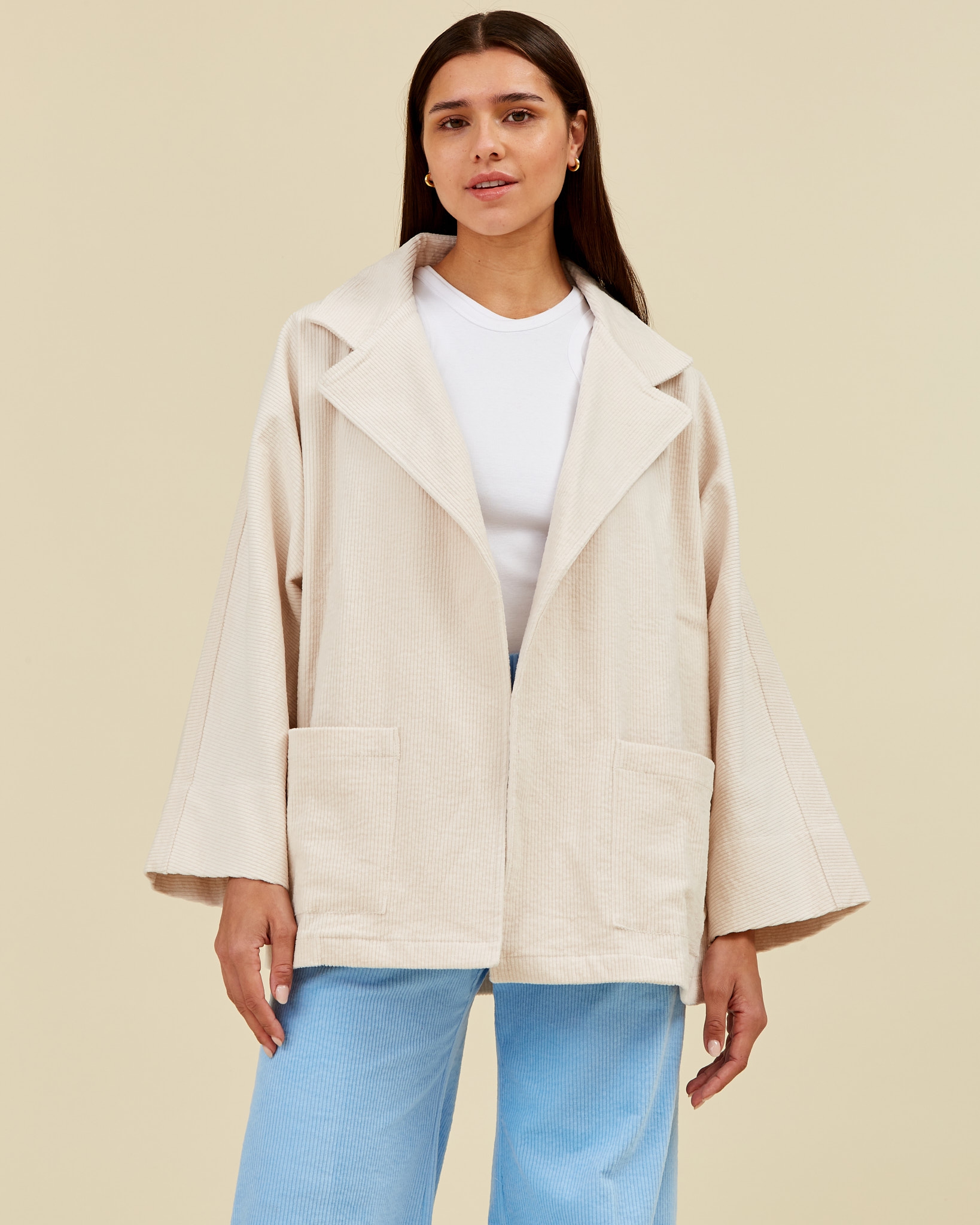https://www.seamehappy.be/wp-content/uploads/2023/07/Sea-Me-Happy-Jamie-Vest-70s-Oat-frotnt2.jpg