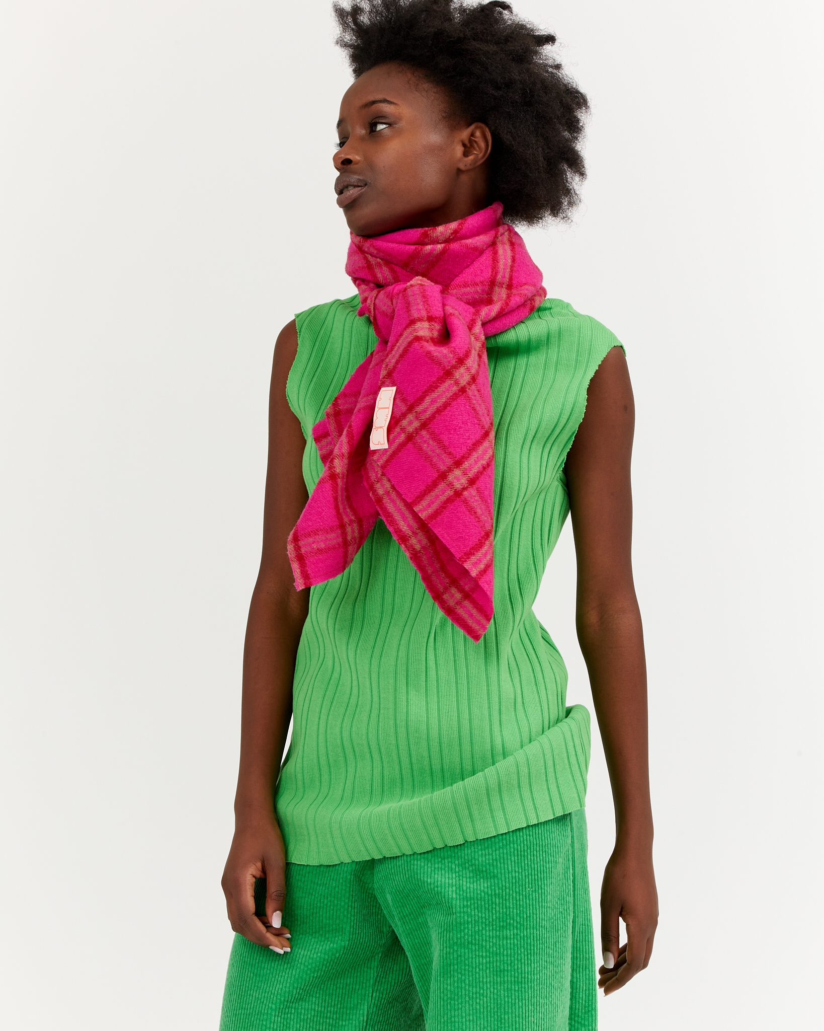 https://www.seamehappy.be/wp-content/uploads/2023/07/Sea-Me-Happy-Lexi-Scarf-Boiled-Wool-Plad-PinkFuchsia-front1.jpg