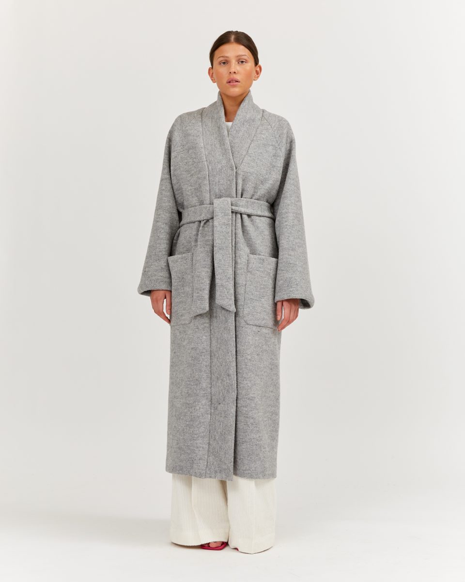 https://www.seamehappy.be/wp-content/uploads/2023/07/Sea-Me-Happy-Penny-Coat-Light-Grey-front2-960x1200.jpg