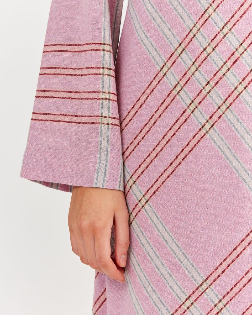 https://www.seamehappy.be/wp-content/uploads/2023/07/Sea-Me-Happy-Pippa-Dress-Soft-Wool-Checked-pink-closeup-960x1200.jpg