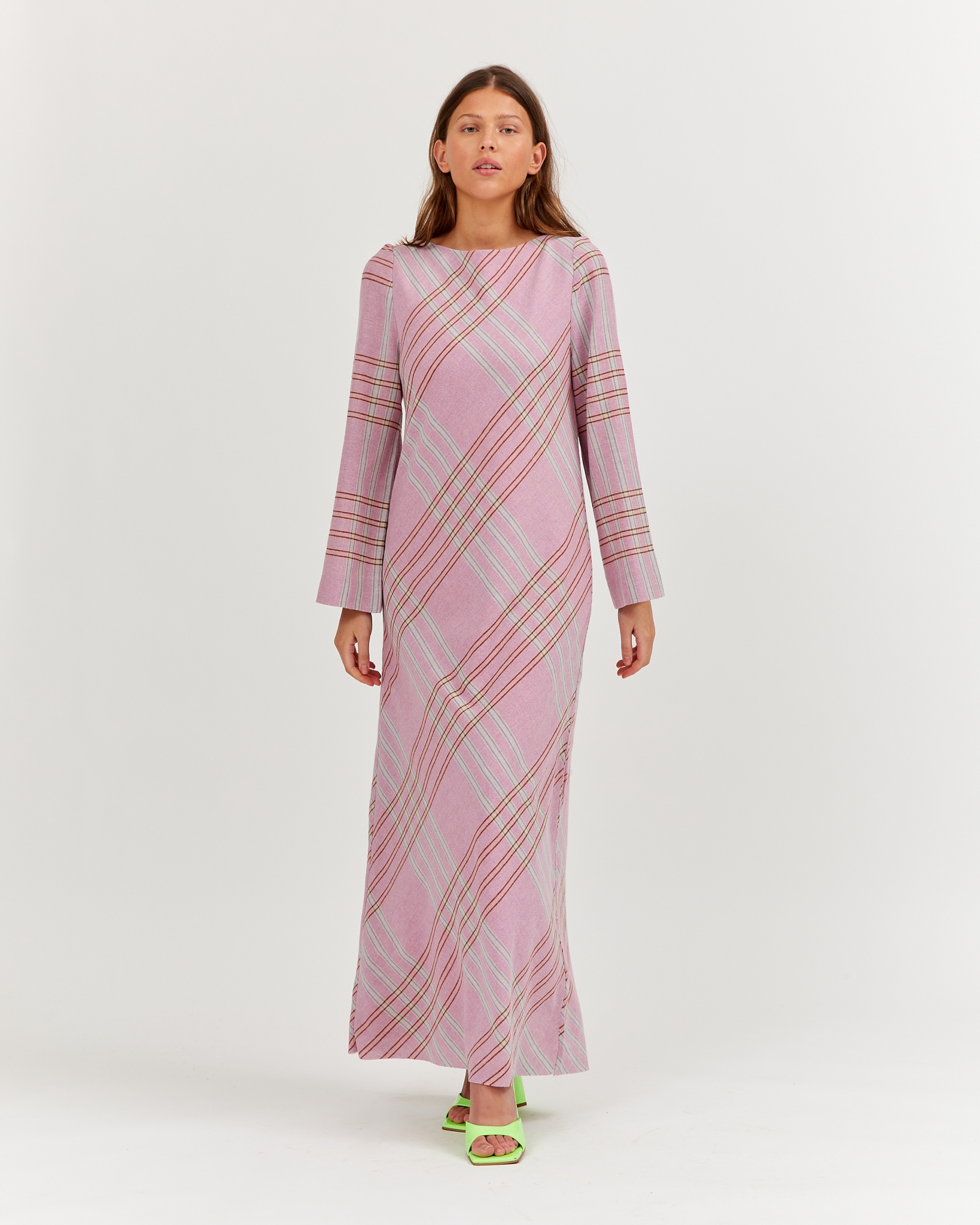 https://www.seamehappy.be/wp-content/uploads/2023/07/Sea-Me-Happy-Pippa-Dress-Soft-Wool-Checked-pink-front1.jpg