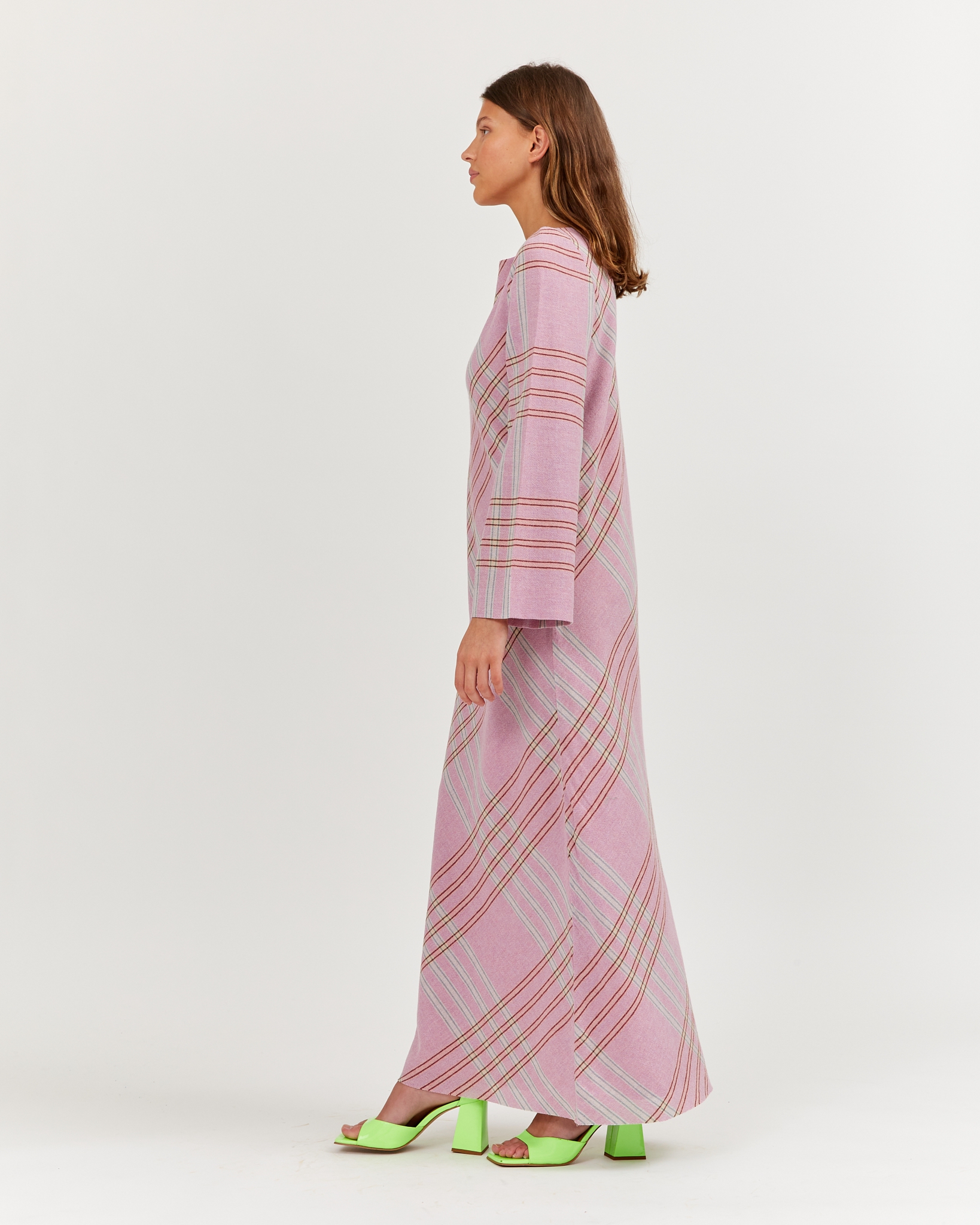 https://www.seamehappy.be/wp-content/uploads/2023/07/Sea-Me-Happy-Pippa-Dress-Soft-Wool-Checked-pink-side1.jpg