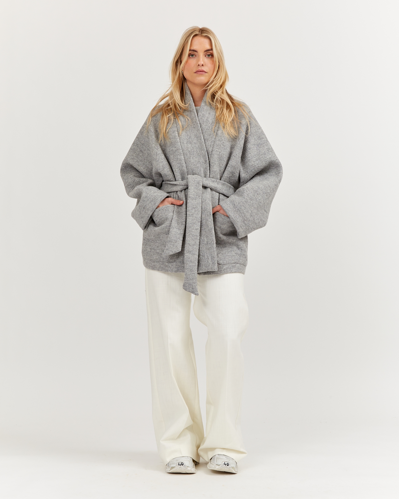 https://www.seamehappy.be/wp-content/uploads/2023/07/Sea-Me-Happy-Pooler-Jacket-Light-Grey-front-with-belt.jpg
