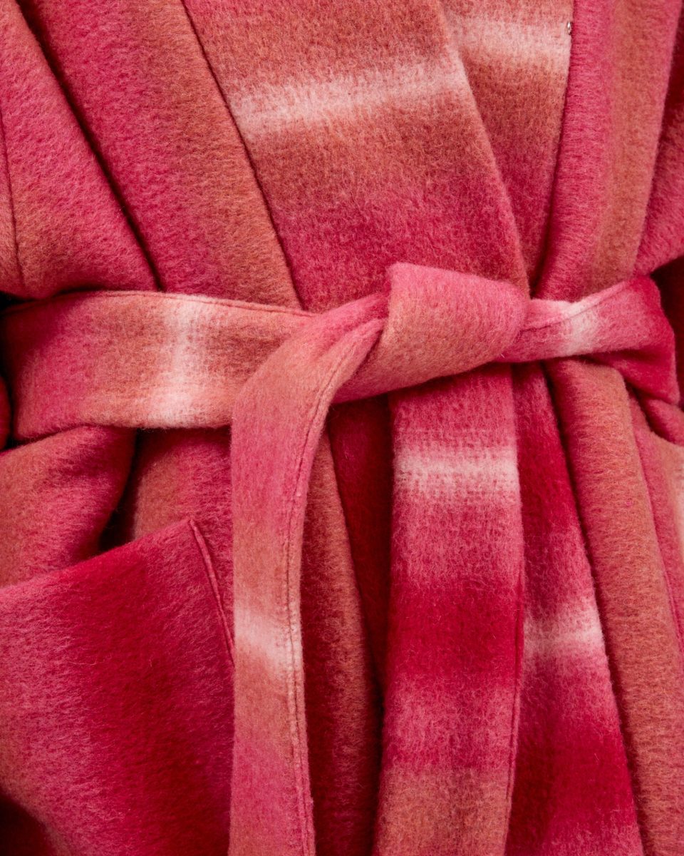 https://www.seamehappy.be/wp-content/uploads/2023/07/Sea-Me-Happy-Pooler-Jacket-Wool-Striped-pomegranate-closeup-960x1200.jpg