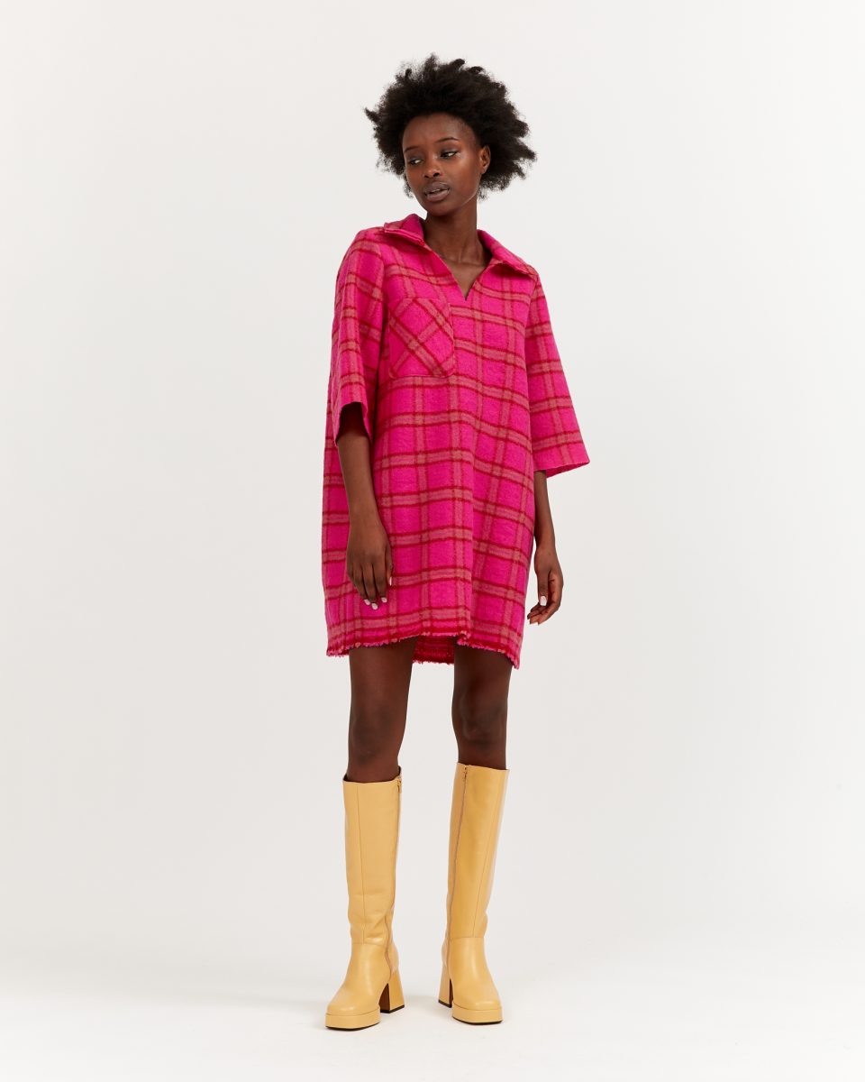 https://www.seamehappy.be/wp-content/uploads/2023/07/Sea-Me-Happy-Raffa-Dress-Mini-Boiled-Wool-Plaid-Pink-Fuchsia-front1-960x1200.jpg