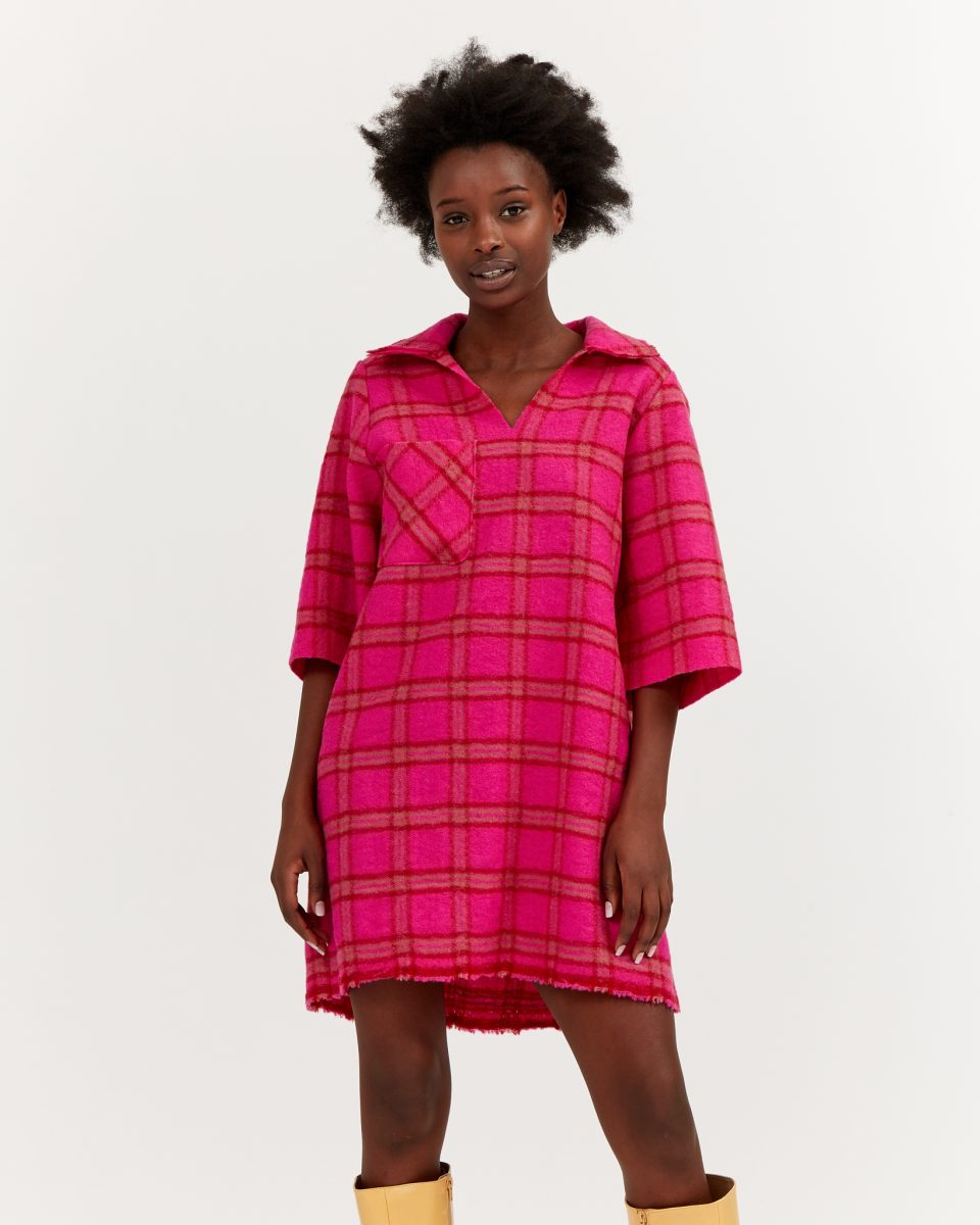 https://www.seamehappy.be/wp-content/uploads/2023/07/Sea-Me-Happy-Raffa-Dress-Mini-Boiled-Wool-Plaid-Pink-Fuchsia-front2-960x1200.jpg