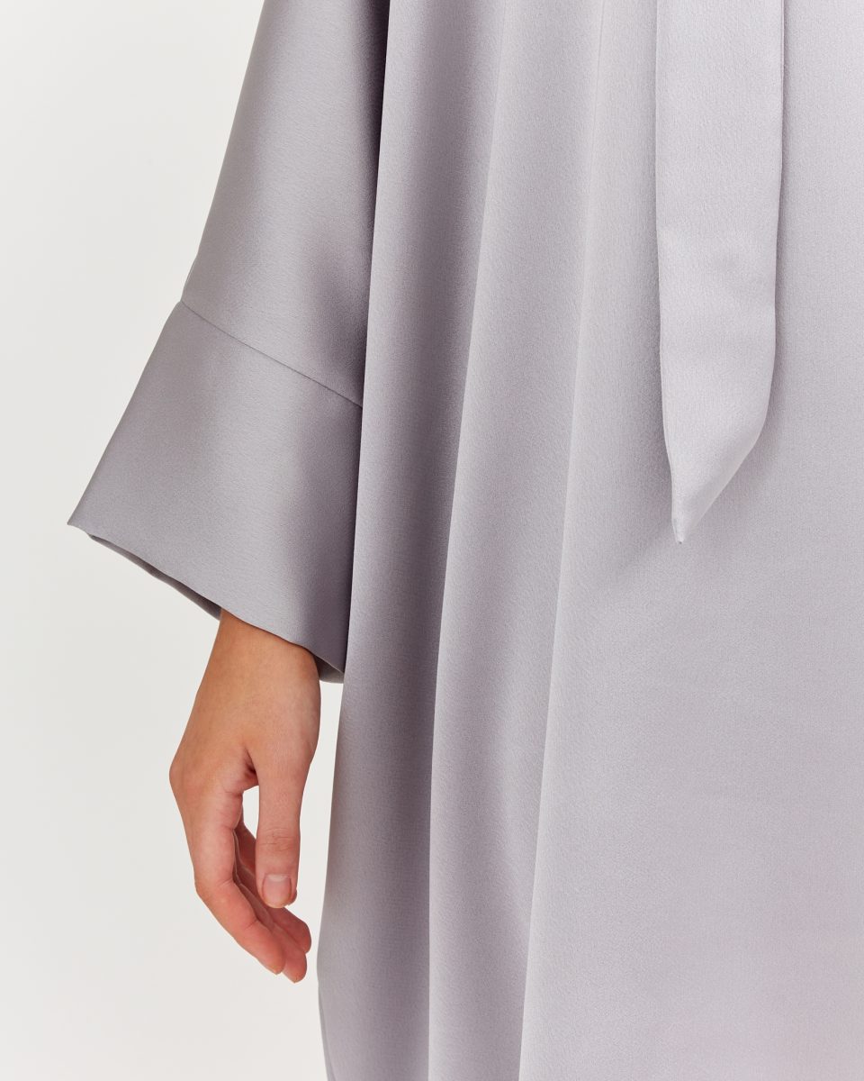https://www.seamehappy.be/wp-content/uploads/2023/07/Sea-Me-Happy-Soraya-Dress-short-silky-satin-silver-grey-closeup-960x1200.jpg