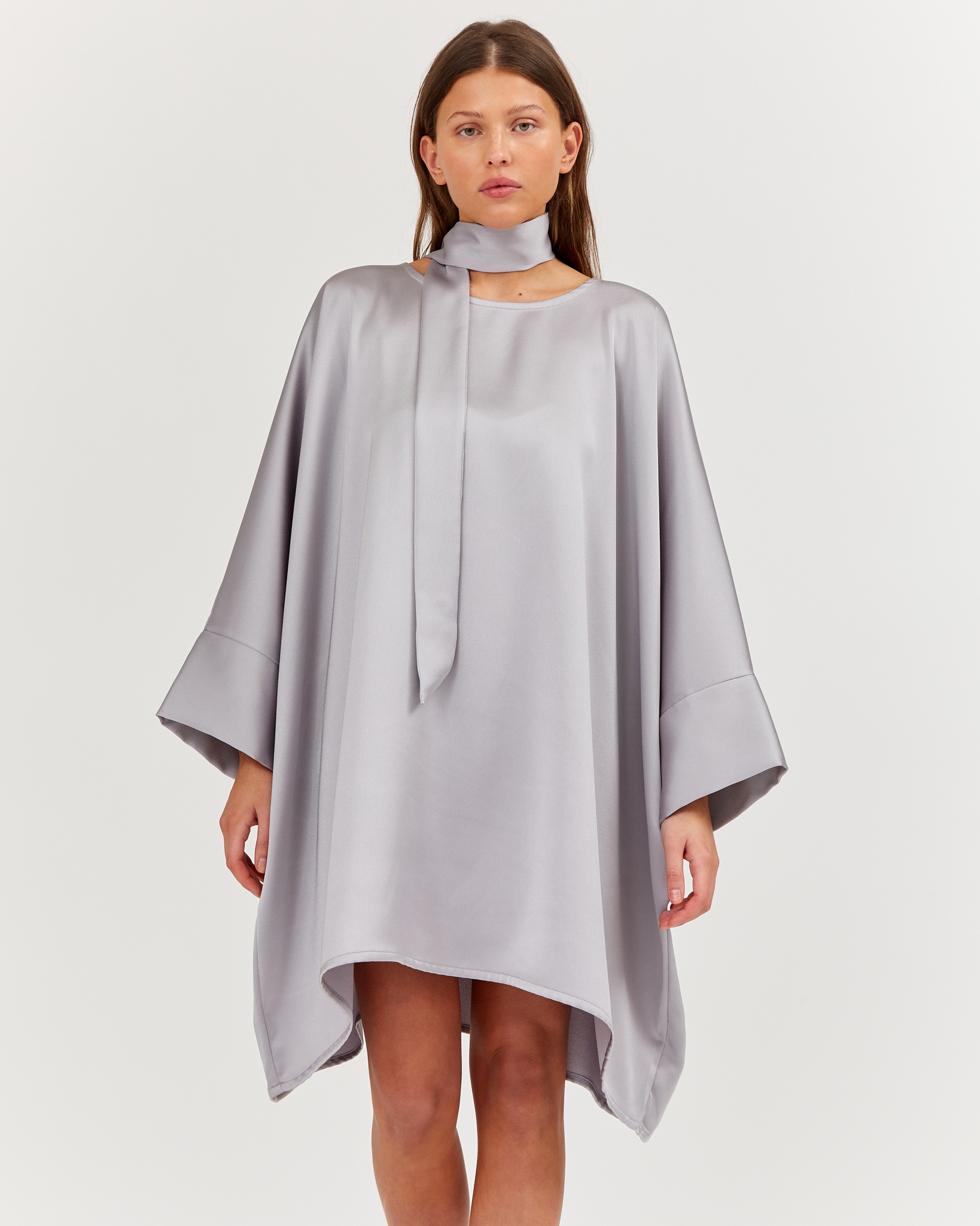 https://www.seamehappy.be/wp-content/uploads/2023/07/Sea-Me-Happy-Soraya-Dress-short-silky-satin-silver-grey-front-close.jpg