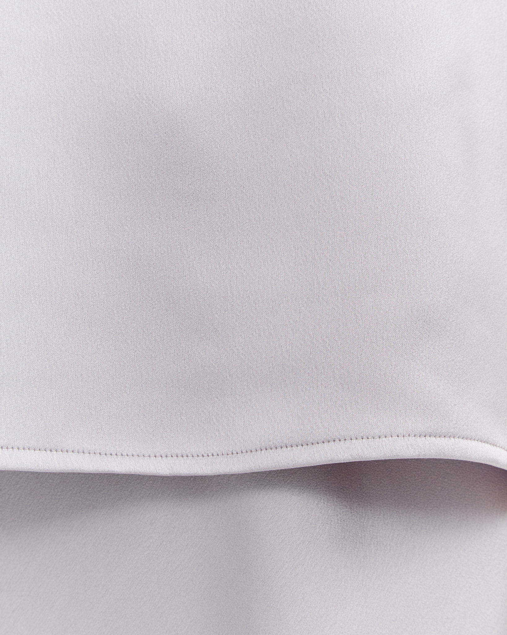 https://www.seamehappy.be/wp-content/uploads/2023/07/Sea-Me-Happy-Voo-Top-Satin-silver-grey-closeup2.jpg