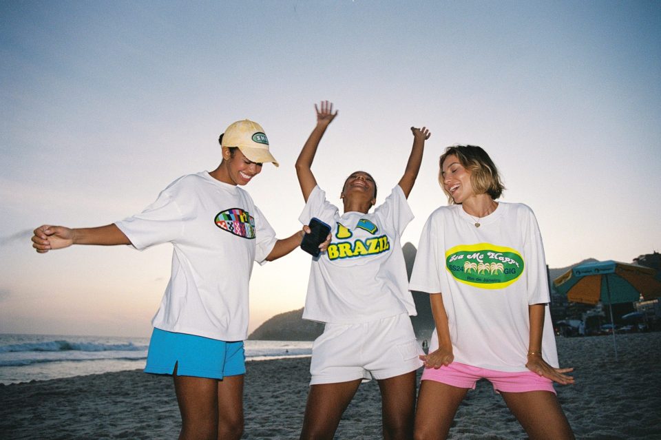 https://www.seamehappy.be/wp-content/uploads/2024/02/Sea-Me-Happy-Campaign-T-shirt-Lacoona-Janeiro-I-LOVE-BRAZIL-Gogo-Shorts-Neon-blue-pink-white4-scaled-e1706792035707-960x639.jpg