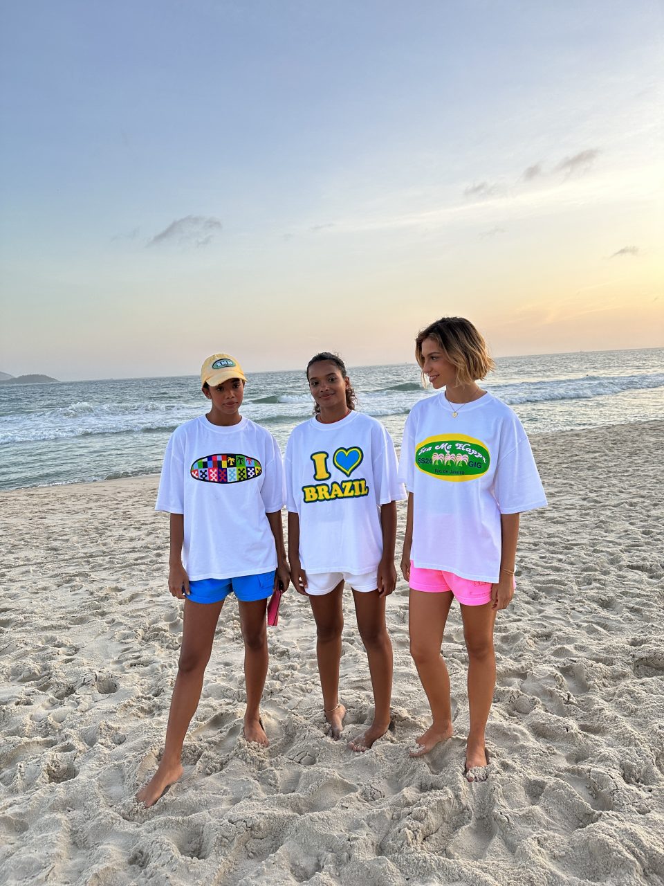 https://www.seamehappy.be/wp-content/uploads/2024/02/Sea-Me-Happy-Campaign-T-shirts-3-versions-960x1280.jpg
