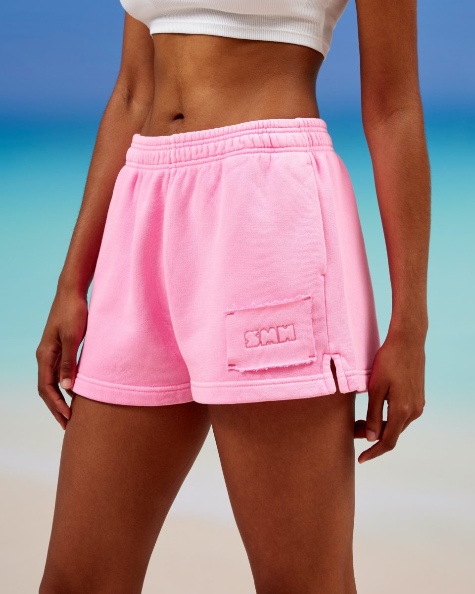 https://www.seamehappy.be/wp-content/uploads/2024/02/Sea-Me-Happy-Gogo-Shorts-neon-pink-closeup-frot-960x1200.jpg