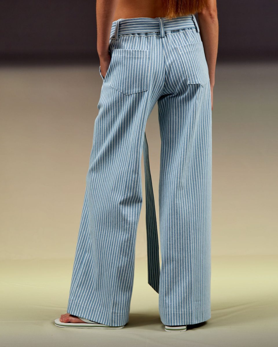 https://www.seamehappy.be/wp-content/uploads/2024/02/Sea-Me-Happy-Harry-Pants-Denim-Striped-light-blue-back2-960x1200.jpg