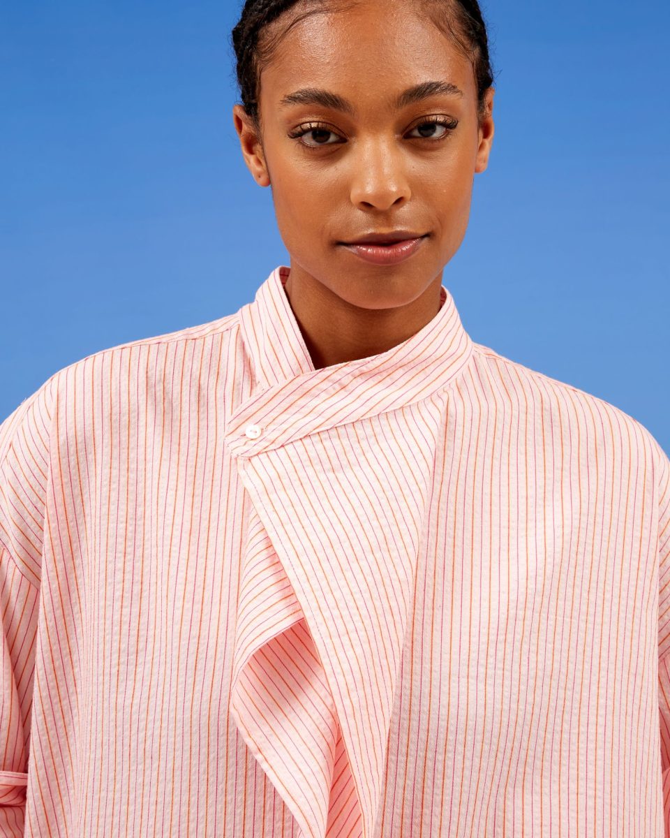 https://www.seamehappy.be/wp-content/uploads/2024/02/Sea-Me-Happy-Penelope-Dress-Poplin-pink-yellow-stripes-closeup1-960x1200.jpg