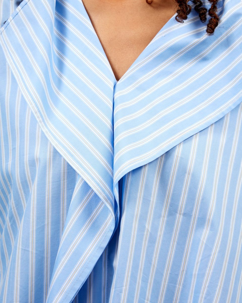 https://www.seamehappy.be/wp-content/uploads/2024/02/Sea-Me-Happy-Penelope-Shirt-Poplin-light-blue-stripes-closeup2-960x1200.jpg