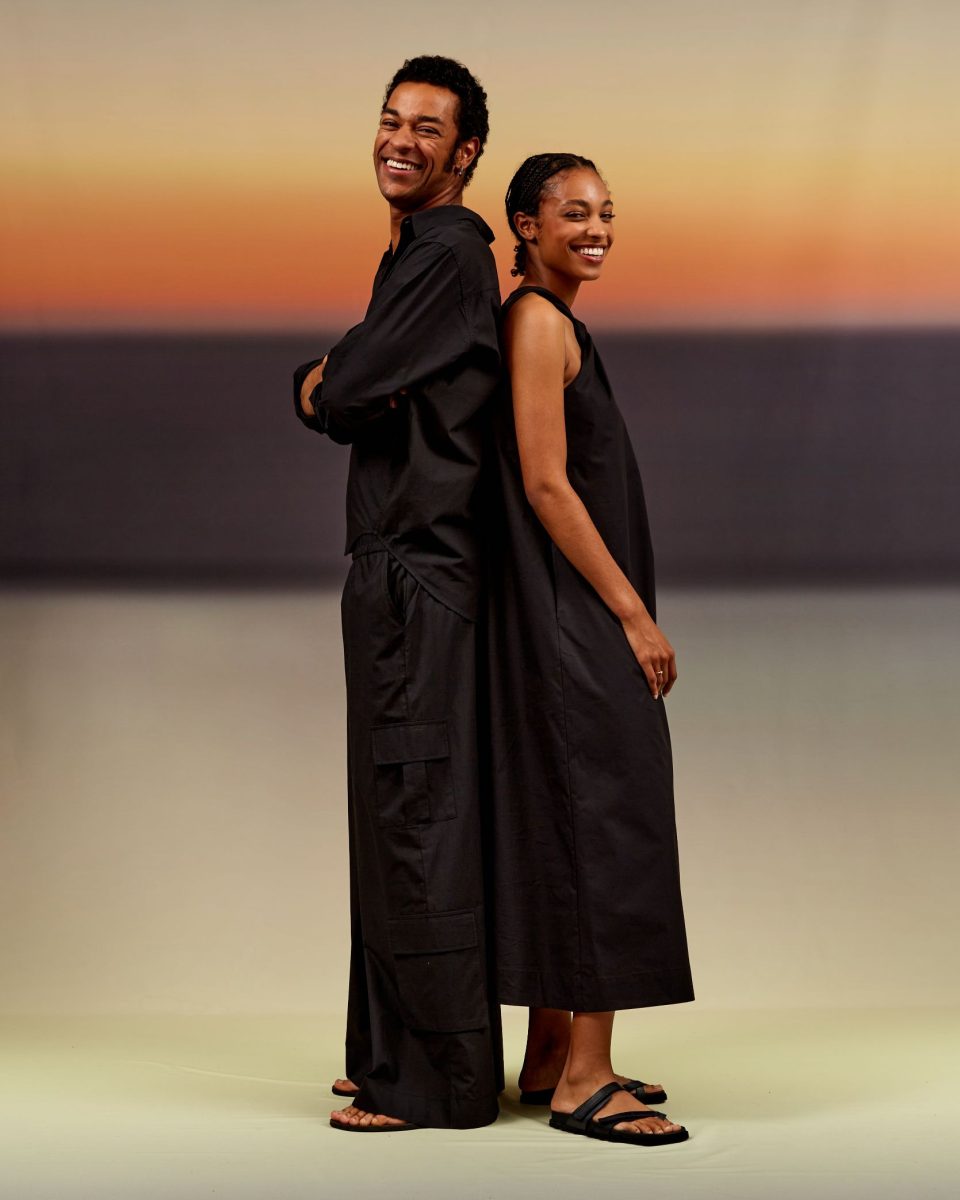 https://www.seamehappy.be/wp-content/uploads/2024/02/Sea-Me-Happy-Tonga-Dress-Poplin-black-Diaz-Shirt-black-duo3-960x1200.jpg