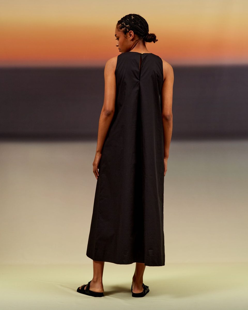 https://www.seamehappy.be/wp-content/uploads/2024/02/Sea-Me-Happy-Tonga-Dress-Poplin-black-back-960x1200.jpg