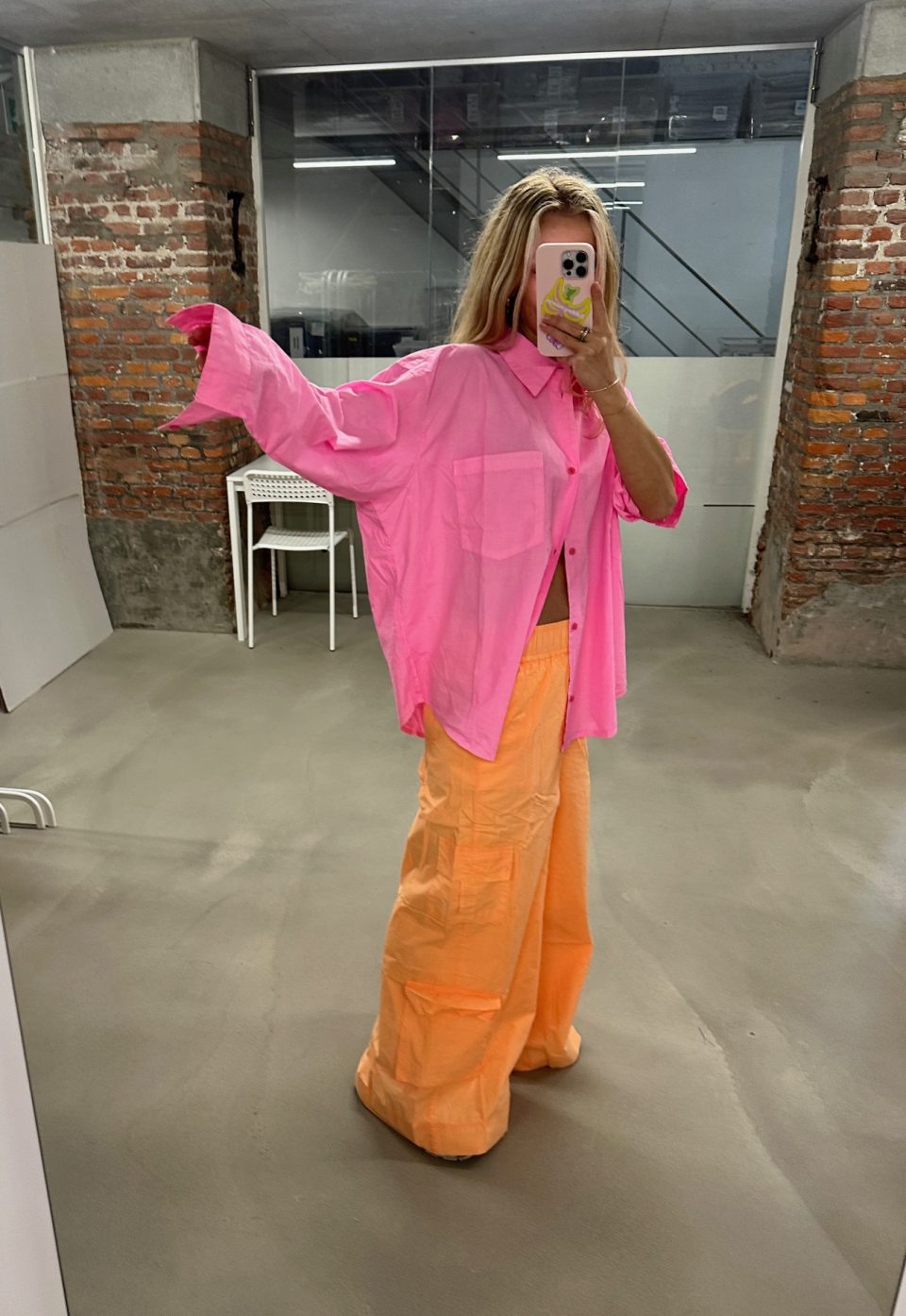 https://www.seamehappy.be/wp-content/uploads/2024/03/Sea-Me-Happy-Diaz-shirt-neon-pink-Carlos-Pants-neon-orange-960x1394.jpg