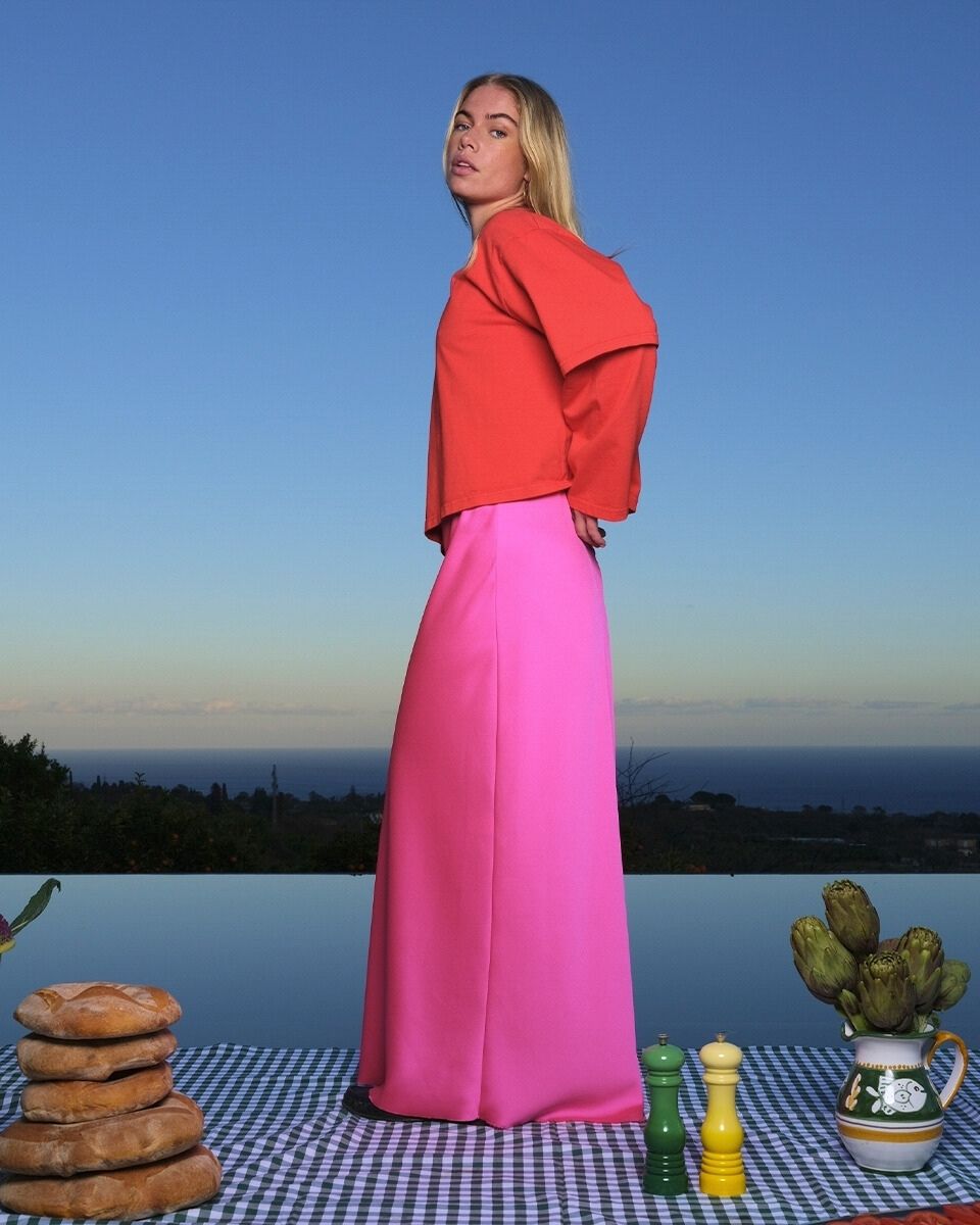 https://www.seamehappy.be/wp-content/uploads/2024/08/Sea-Me-Happy-Donny-Longsleeve-poppy-red-Jude-Skirt-Satin-fuchsia-side2-1.jpg