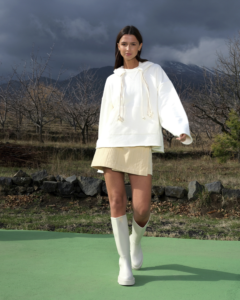 https://www.seamehappy.be/wp-content/uploads/2024/08/Sea-Me-Happy-Kian-Hoodie-ecru-Lara-Mini-Skirt-Velvet-champaign-front1-.jpg