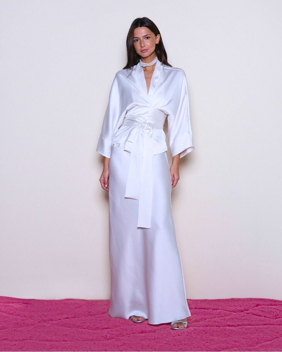 https://www.seamehappy.be/wp-content/uploads/2024/11/Sea-Me-Happy-Alaya-Top-Satin-Jude-Skirt-Satin-off-white-front-1.jpg