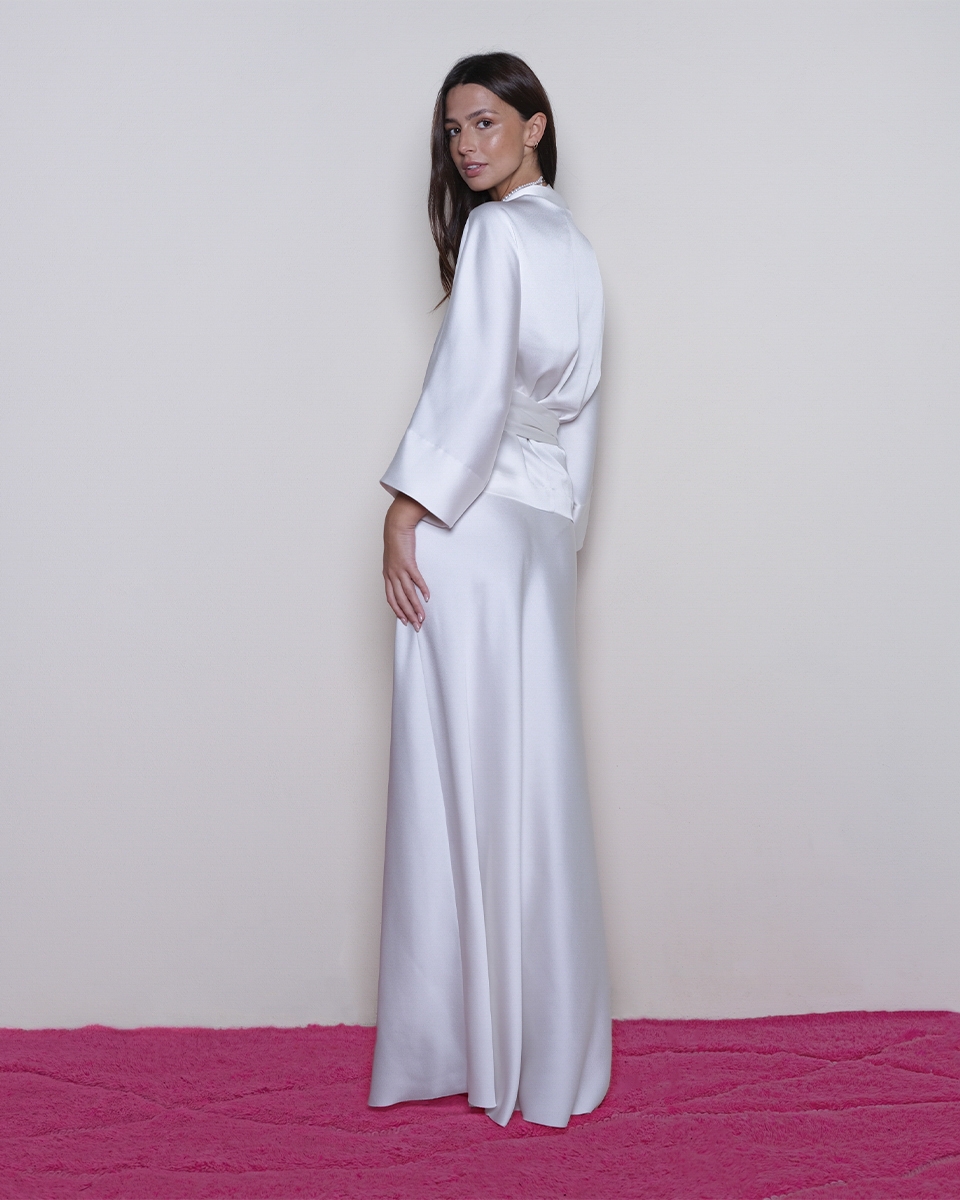 https://www.seamehappy.be/wp-content/uploads/2024/11/Sea-Me-Happy-Alaya-Top-Satin-Jude-Skirt-Satin-off-white-side.jpg