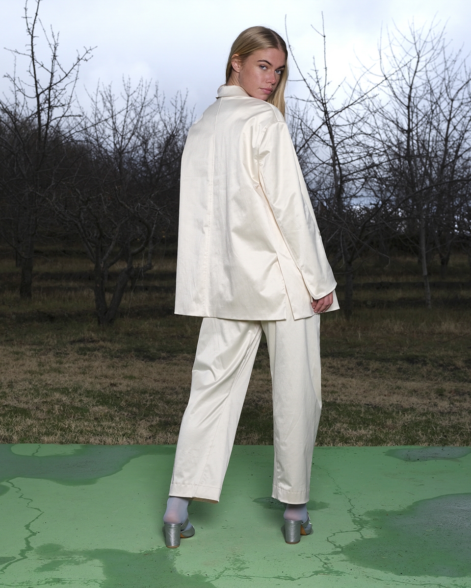https://www.seamehappy.be/wp-content/uploads/2025/01/Sea-Me-Happy-Bailey-Blazer-Shiny-Cotton-Dunga-Pants-Shiny-Cotton-ivory-back.jpg
