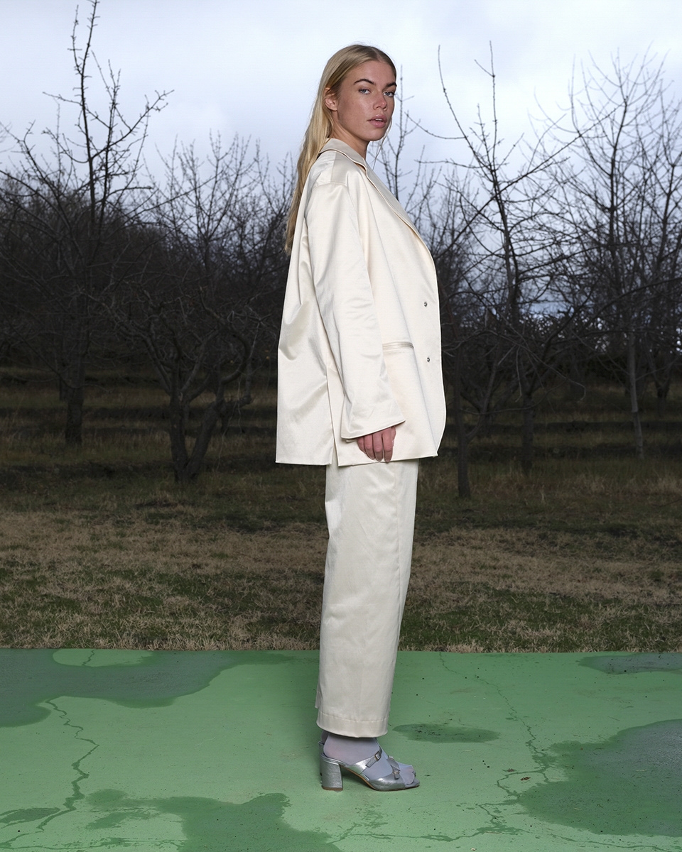 https://www.seamehappy.be/wp-content/uploads/2025/01/Sea-Me-Happy-Bailey-Blazer-Shiny-Cotton-Dunga-Pants-Shiny-Cotton-ivory-side.jpg