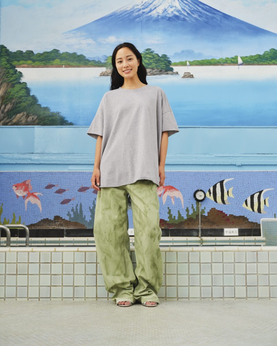 https://www.seamehappy.be/wp-content/uploads/2025/01/Sea-Me-Happy-Gigi-Tee-grey-melange-Nolita-Pants-Jeans-sage-green-font-960x1200.jpg
