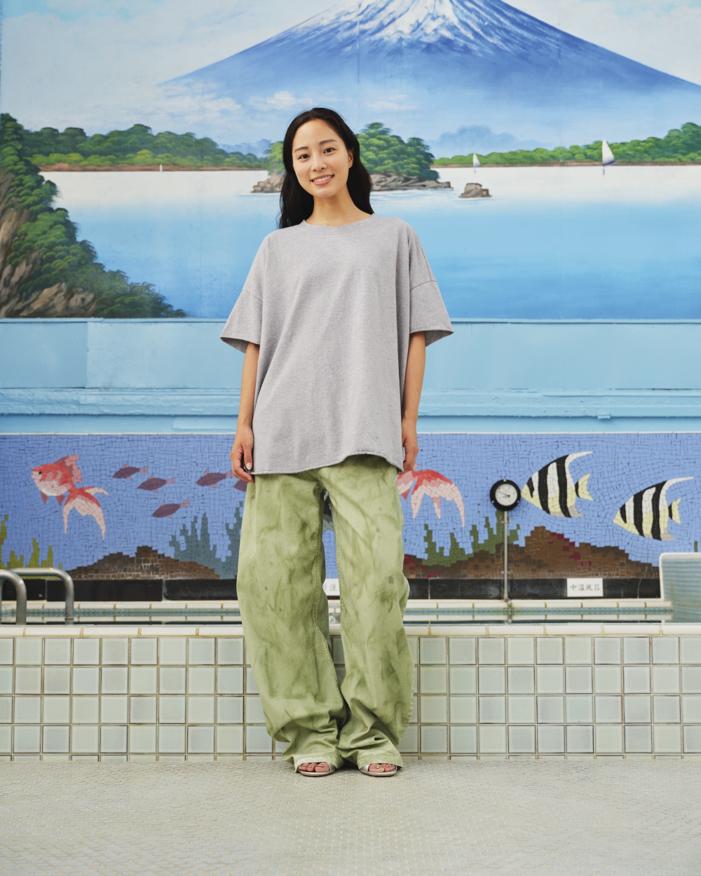 https://www.seamehappy.be/wp-content/uploads/2025/01/Sea-Me-Happy-Gigi-Tee-grey-melange-Nolita-Pants-Jeans-sage-green-font.jpg