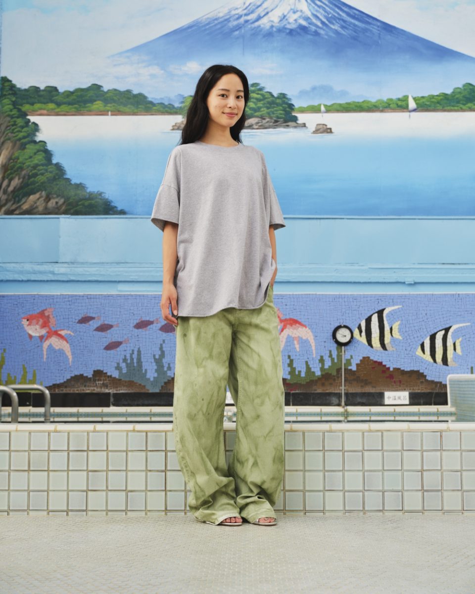 https://www.seamehappy.be/wp-content/uploads/2025/01/Sea-Me-Happy-Gigi-Tee-grey-melange-Nolita-Pants-Jeans-sage-green-front2-960x1200.jpg